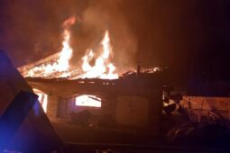 V noci zasahovali hasiči u požáru přístřešku v obci Starovice na Hustopečsku