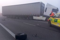 Silnice I/52 u Mikulova byla uzavřena kvůli střetu kamionu s osobákem