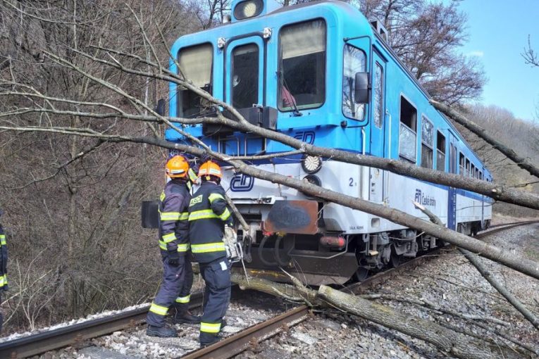Vlak narazil do stromu, hořel les v Pasohlávkách a garáž ve Zbýšově. V souvislosti se silným větrem hasiči řešili 43 událostí