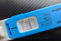 Ach, ti neposlušní řidiči! V Obci jela jako pirátka, za volant usedl opilý, požil drogy