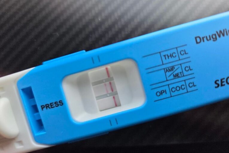 Ach, ti neposlušní řidiči! V Obci jela jako pirátka, za volant usedl opilý, požil drogy