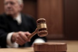 Soud potrestal trojici mužů, která se v centru Jablonce dopustila výtržností