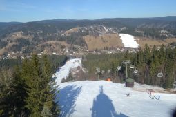Mladý lyžař zemřel na sjezdovce v Jizerských horách, narazil do stromu