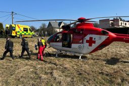 Spadl ze střechy domu. Do nemocnice musel letět vrtulníkem