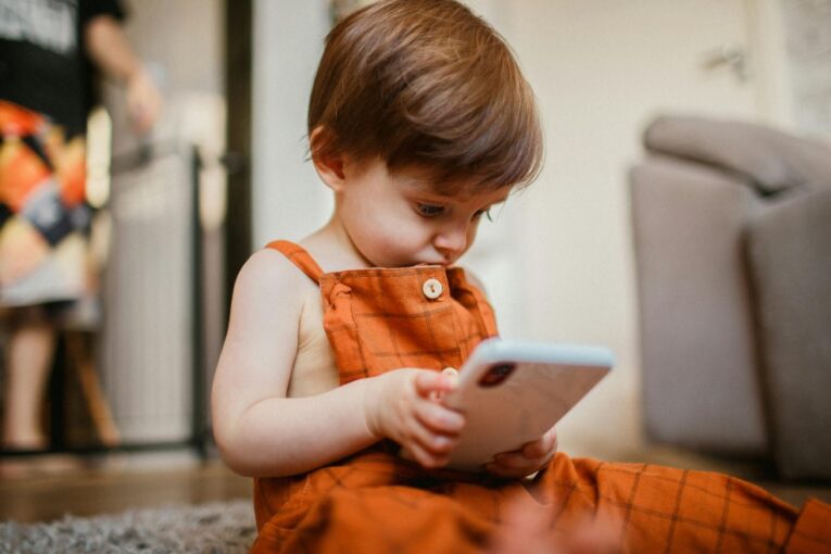 Děti a obrazovky: Už batolata u nich tráví hodiny denně, varují odborníci
