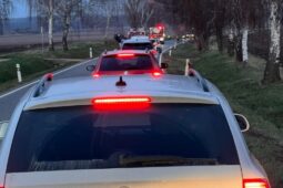 Auto skončilo mezi Veselím a Blatnicí převrácené v příkopu