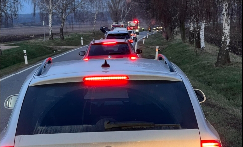 Auto skončilo mezi Veselím a Blatnicí převrácené v příkopu