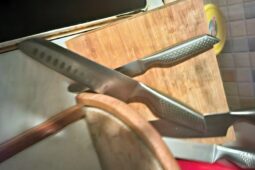 Agresivní cizinec napadl nevlastní dceru a ohrožoval ji nožem