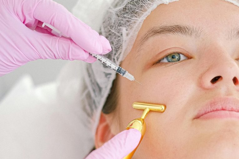 Botox od kosmetičky? Lékaři varují před neodbornými zákroky, mohou skončit závažnými problémy