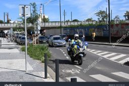 Motorky dorazí k zásahu rychleji než auta. Praha jich policii koupí sedm
