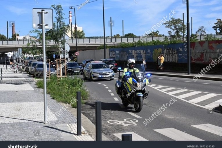 Motorky dorazí k zásahu rychleji než auta. Praha jich policii koupí sedm