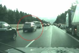 VIDEO: Policisté pomohli mamince dopravit batole do nemocnice