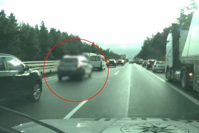 VIDEO: Policisté pomohli mamince dopravit batole do nemocnice