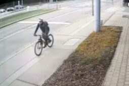 VIDEO: Konflikt seniora s cyklistou na chodníku skončil zraněním. Policie pátrá po muži z kamerového záznamu 