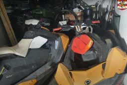 VIDEO: Urna zasahovala v garáži. Kriminalisté našli kradené věci, drogy a varnu pervitinu 