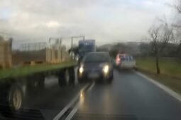 VIDEO: Řidič kvůli spěchu ohrozil řidiče i policisty. Riskantní předjíždění skončilo nehodou