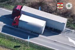 VIDEO: Drony odhalily téměř dvě desítky hříšníků. Předjížděli, kde neměli