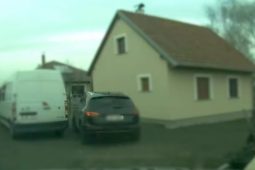 VIDEO: Recidivista ujížděl policejní hlídce. Policie hledá svědky hazardní jízdy 