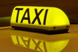 VIDEO: Pro klientku jel se zákazem řízení. Každý třetí kontrolovaný taxikář měl problém 