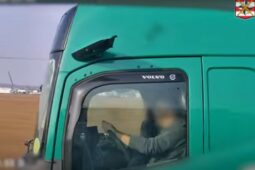 VIDEO: Řidič nereagoval na majáky ani výstražné zvuky a nadále telefonoval 