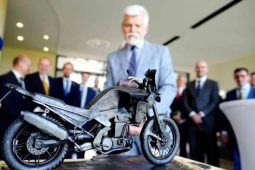 Unikát z Nymburka pro prezidenta. Studenti a mistři vytvořili kovanou motorku