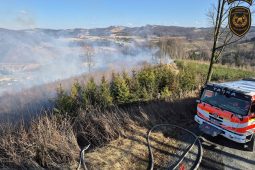 Náročná sobota pro hasiče: Vítr lámal stromy a rozfoukával požáry