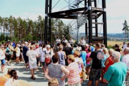 Dej Babce mašli: Tradice, která rozzáří rozhlednu a zvedne každému náladu