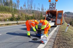 Rychlá rota vyrazila do boje s výtluky. Silnice na Vysočině dostávají po zimě první pomoc