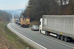 Desetikilometrová kolona aut z Kuřimi na Brno: Střetla se dvě osobní auta