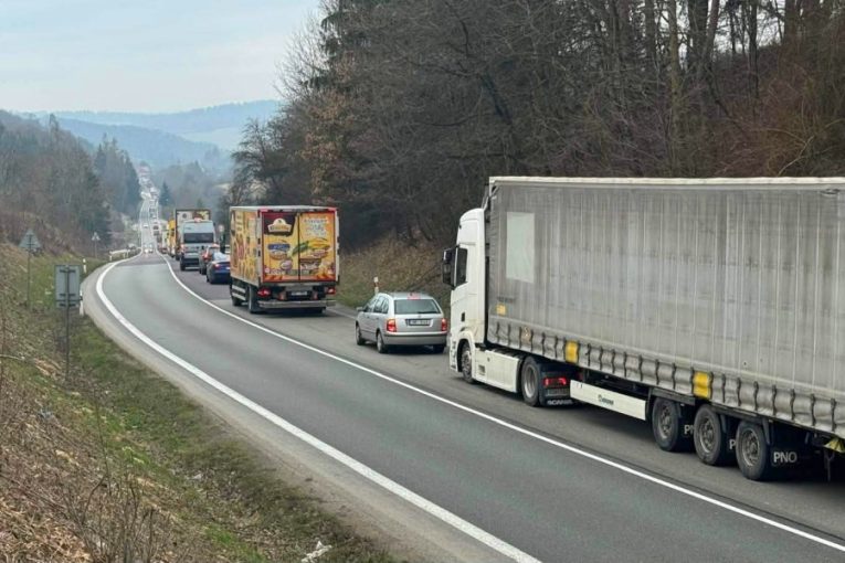 Desetikilometrová kolona aut z Kuřimi na Brno: Střetla se dvě osobní auta