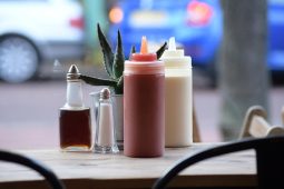 V Brně se házelo jídlem. Vzduchem létal kečup i vejce