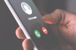 Podvodníci jedou naplno. Lidé posílají miliony a často přijdou úplně o všechno