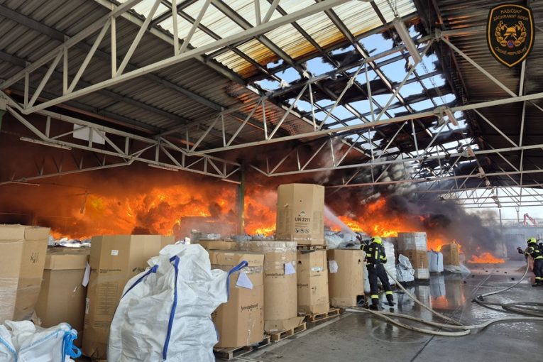 Sklad v Otrokovicích zachvátil požár, hasiči doporučují omezit větrání