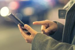 Falešní policisté a bankéři úřadovali. Ženu ze Semilska připravili o statisíce