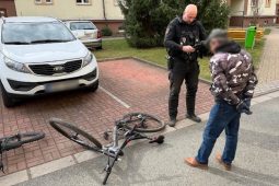 Ze sklepa rovnou do sedla. Zloděj na kradeném kole daleko neujel