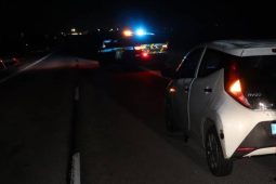 Divoká honička u Žďáru. Muž ohrožoval policisty, pak ujížděl rychlostí 150 km/h