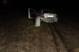 Nebezpečná nehoda u Hosova. Opilý řidič vyletěl z kruhového objezdu