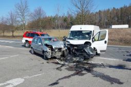 Vážná nehoda u Laviček. Při srážce dodávky s osobním autem se těžce zranili dva lidé