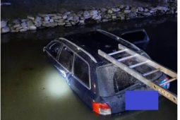 Osmnáctiletý mladík bez řidičáku nezvládl zatáčku v Opatovicích. Audi skončilo v jezírku