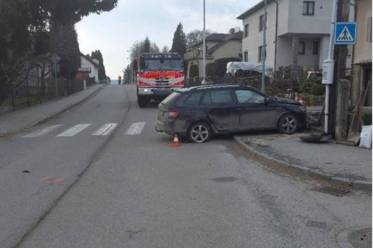 Řidička dodávky ve Světlé nedala přednost. Tři lidé skončili v nemocnici
