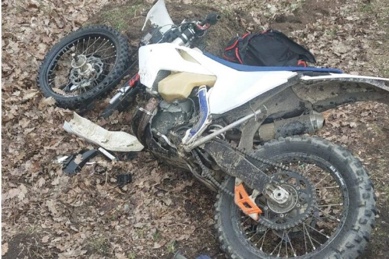 Srážka dvou nezletilých motorkářů na Žďársku. Ani jeden neměl řidičák, oba skončili v nemocnici