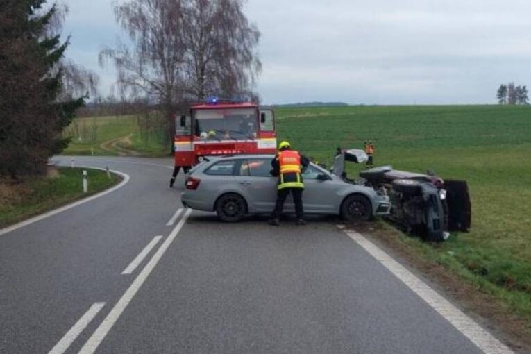 Srážka aut u Košetic. Toyota skončila na boku, spolujezdkyni odvážela sanitka
