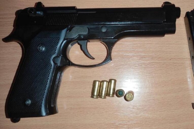 Noční střelba na Březinkách v Jihlavě. Policisté hledali mladého muže se zbraní