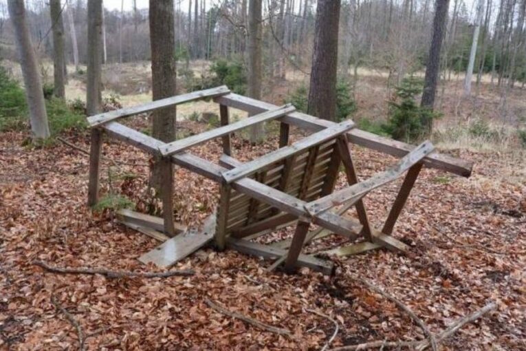 Neznámý vandal řádil u Chotěboře. Během jediné noci poničil devět posedů