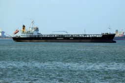 Cena ropy dál kolísá, Trump se snaží situaci klidnit. Dražší energie již ale prodražují život všem