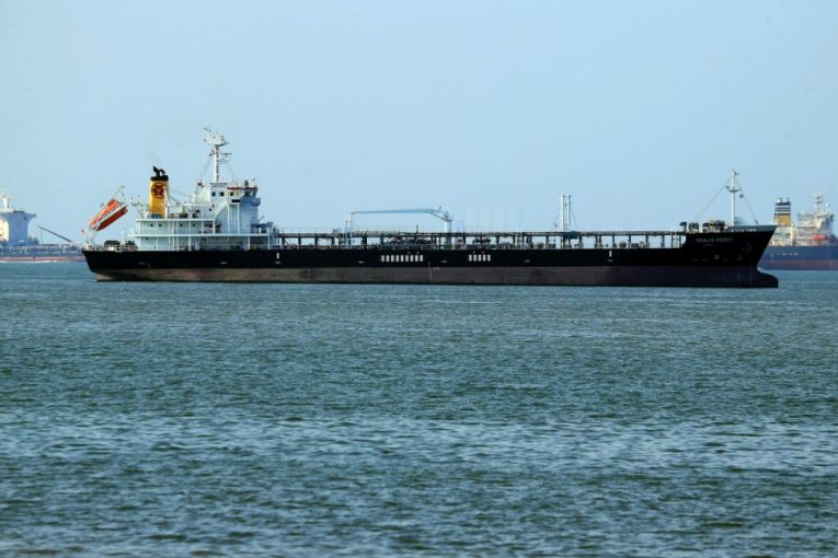 Cena ropy dál kolísá, Trump se snaží situaci klidnit. Dražší energie již ale prodražují život všem