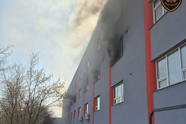 Oheň vyhnal pracovníky od výrobní linky v Tomě, čtyři skončili v péči záchranářů