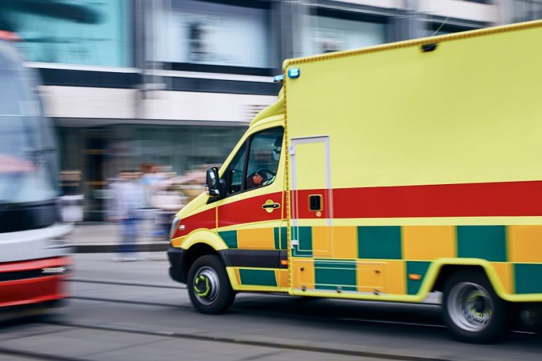 Muž spolykal velké množství prášků, na které si dal ještě drogy