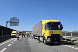 Na dálnici D1 se srazila tři vozidla