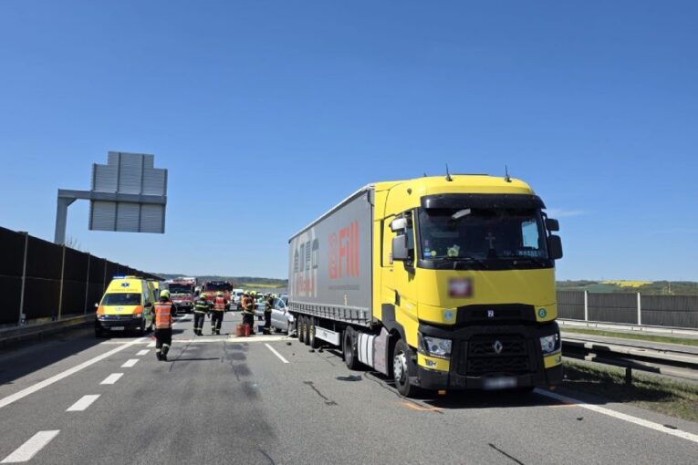 Na dálnici D1 se srazila tři vozidla